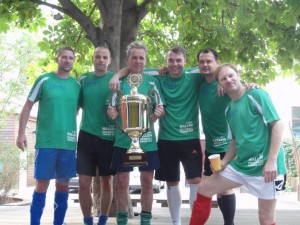 Team "Torfabrik", die Sieger-Mannschaft, mit Pokal